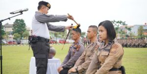 Sematkan Baret Perwira dan Bintara Remaja Ditsamapta, Kapolda Pesan Harus Jadi Polisi Sabar