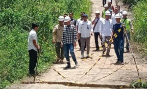 Gerak Cepat, Dampingi Bupati Barito Utara Danramil 1013-06/Lahei Tinjau Langsung Jembatan Penghubung Malawaken – Lahei