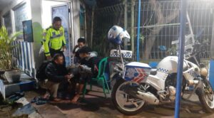 Satlantas Banyuwangi, Bergerak Cepat Membantu Pengendara Motor Terpeleset, Akibat Banyaknya Pasir yang Berada di Jalan