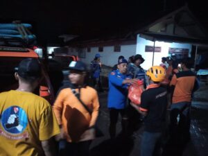 Satpolairud Polresta Banyuwangi, Blusukan Membagikan Nasbung Kepada Warga Tedampak Banjir