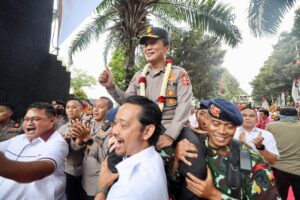 Bentuk Kebanggan Dari Anggota, Irjen Pol Nico Afinta Dipanggul Keluar Mapolda Jatim Saat Prosesi Pelepasan