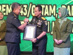 Tongkat Komando Korem 045/Gaya Dipegang oleh Brigjen TNI Agustinus Dedy Prasetyo