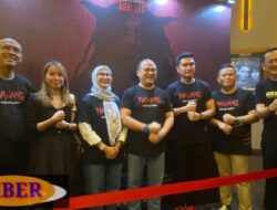 Erzaldi Rosman Djohan Bersama Ibu Melati Menghadiri Gala Premiere Film Mawang