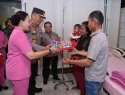 Kapolda Sumut Memberikan Pengobatan Balita Asal Nias Yang Sakit Kelainan Kandung Kemih