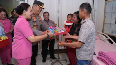 Kapolda Sumut Memberikan Pengobatan Balita Asal Nias Yang Sakit Kelainan Kandung Kemih