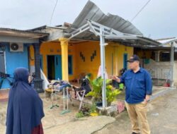 Hidayat Arsani Sigap, Antar Bahan Makanan untuk Korban Puting Beliung Hingga Bantu Atap Masjid